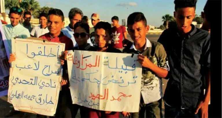 ليبي يخيط فمه في سجون إيطاليا.. ويدخل في إضراب مفتوح(صورة)
