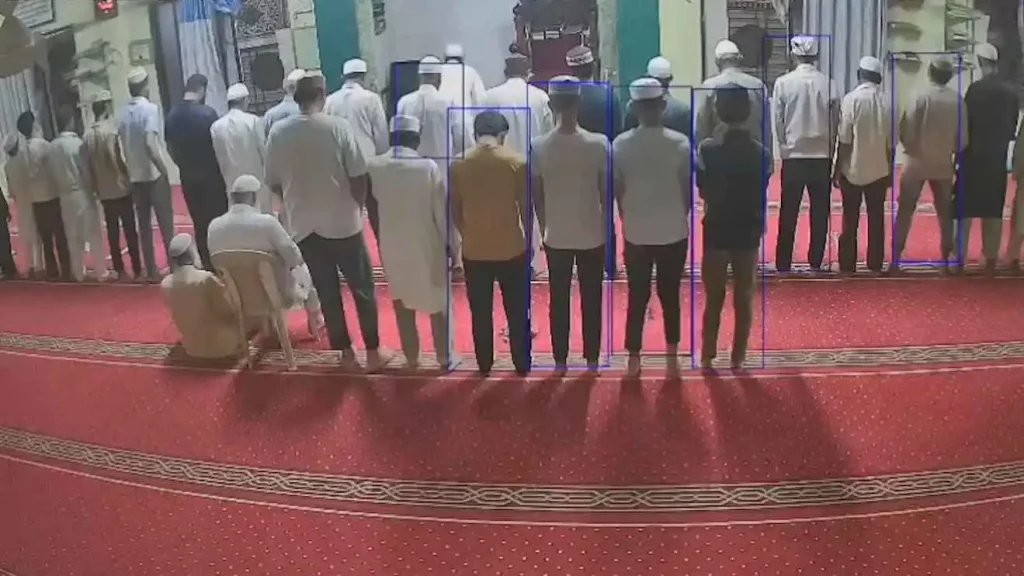 بسبب ثعبان.. صلاة تتحول إلى لحظات رعب داخل مسجد (فيديو)