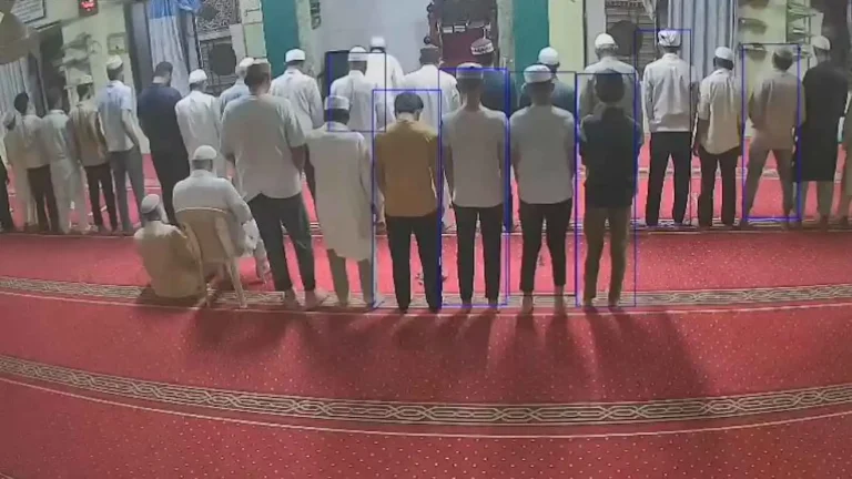 بسبب ثعبان.. صلاة تتحول إلى لحظات رعب داخل مسجد (فيديو)