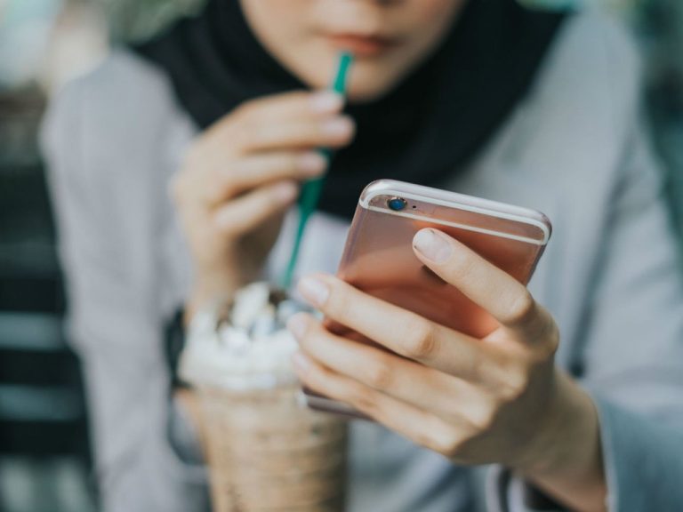 سيدة تحمل هاتف - تعبيرية