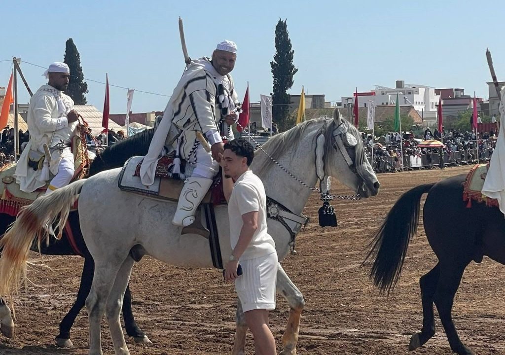 عثمان معما يدعم والده في إقصائيات جائزة الحسن الثاني للتبوريدة بتيفلت