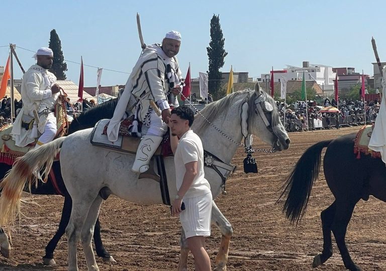 عثمان معما يدعم والده في إقصائيات جائزة الحسن الثاني للتبوريدة بتيفلت
