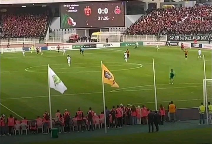 الكاف يجبر الجزائر على تنكيس علمها بسبب رفضها رفع راية المغرب