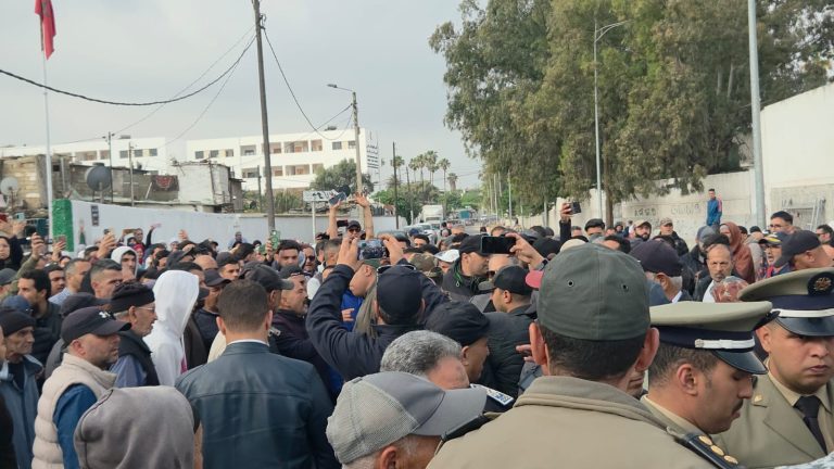 مواجهات بين متقاعدي الجيش والقوات العمومية خلال عملية إفراغ بـعين برجة - صور