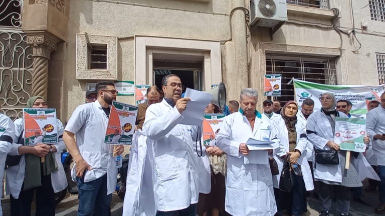 وجدة .. الصيادلة يحتجون ضد ما يصفونه ب "عشوائية" القرارات - فيديو