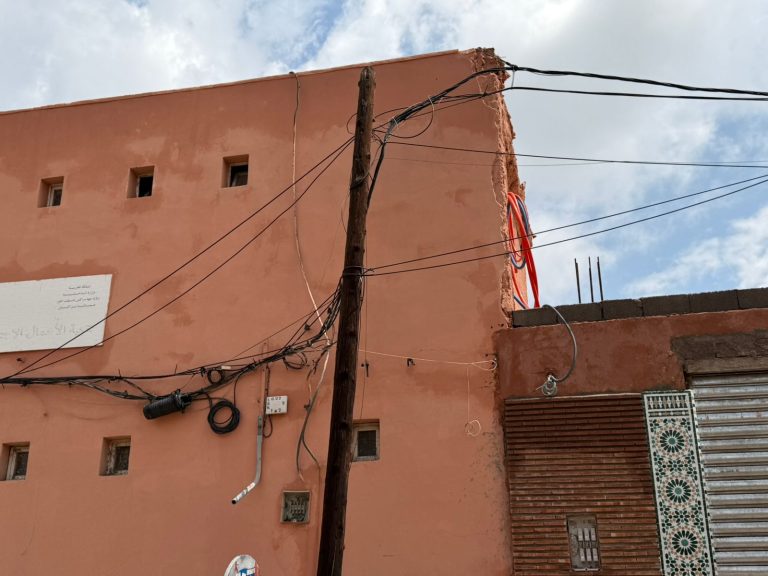مراكش.. أسلاك كهربائية تهدد حياة المغاربة والسياح بطريق الباهية - صور