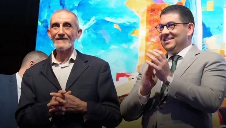 اعتراف مستحق.. تكريم أقدم بائع كتب بشوارع الرباط