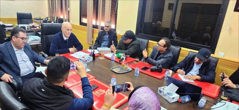 جماعة وجدة تستعرض "خارطة الطريق" لتأهيل البنية التحتية والإنارة العمومية
