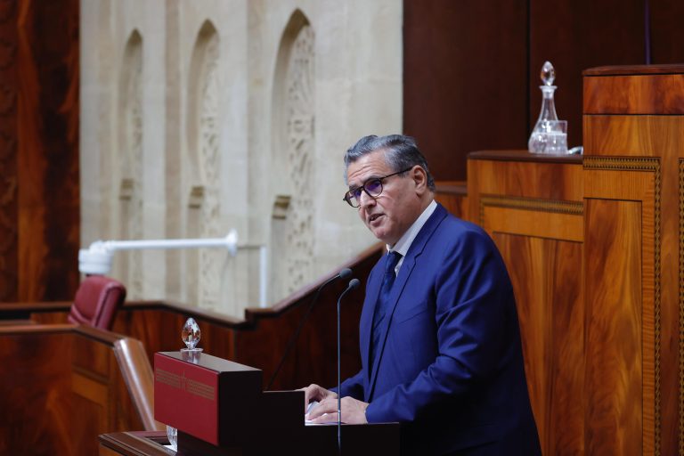 أخنوش يقصف المعارضة: "أعدنا فتح ما تسببتم في إغلاقه"