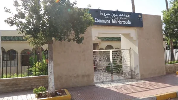 في زمن السقي بالتنقيط.. عين حرودة تلجأ لشاحنات صهريجية لسقي مساحات خضراء حديثة