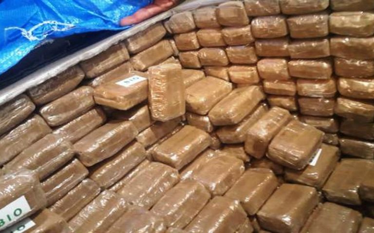 جمارك أكادير تحبط تهريب 3 أطنان من الشيرا بسواحل تيزنيت