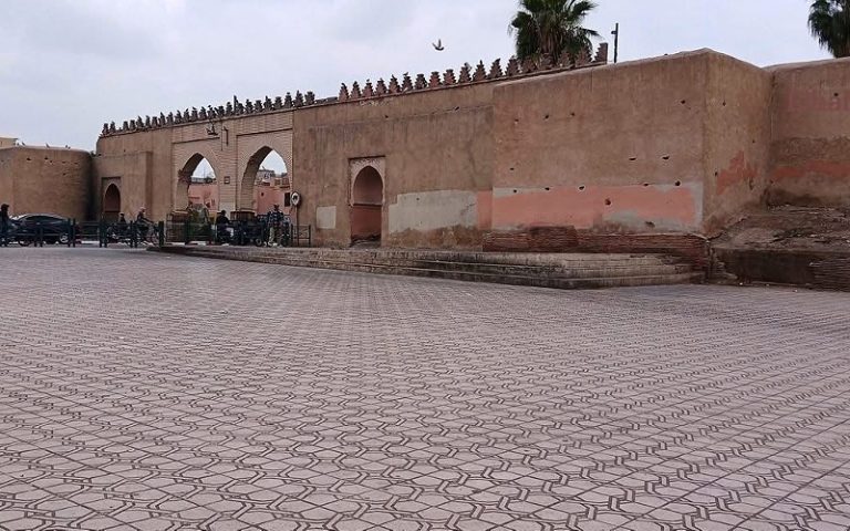 سلطات مراكش تزيل كتابات على سور باب دكالة الشهير