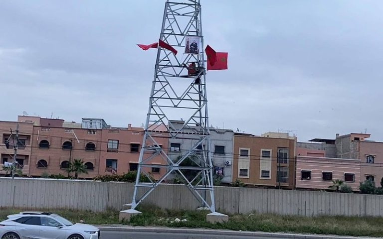 مرة أخرى.. شخص يحتج فوق عمود كهربائي بمراكش