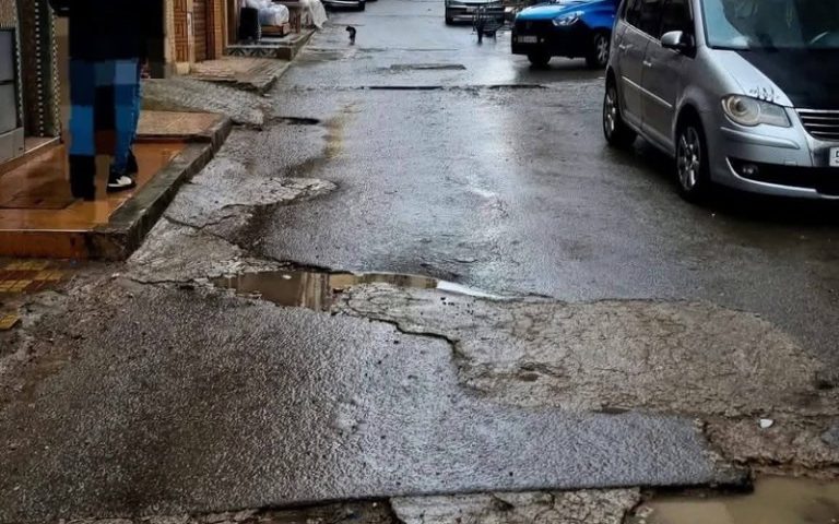 الحسيمة تغرق في الحفر… بنية تحتية مهترئة ومعاناة يومية للساكنة