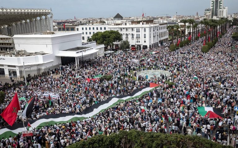 محامي يقاضي حارقي العلم الإسرائيلي خلال احتجاجات داعمة لفلسطين