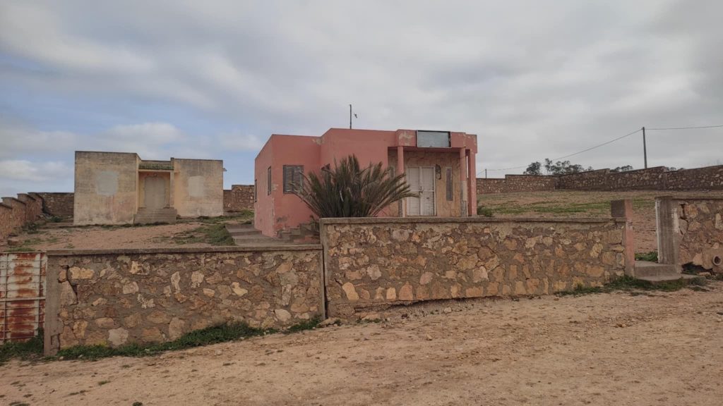 مستوصف صحي بسطات.. بلا اسم ولا عنوان ولا علم وطني