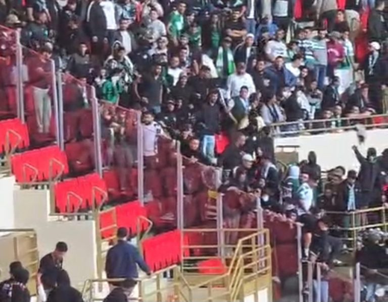 اشتباكات بين جماهير الجيش والرجاء.. وتدخل أمني لاحتواء الوضع