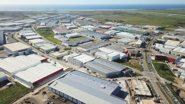 المغرب يوسع مناطق الاستثمار الصناعي ويبرمج 7 آلاف هكتار إضافية