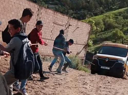 طريق بني بوكمات بالحسيمة.. تأخر الأشغال يعمّق معاناة الساكنة ويُفاقم العزلة