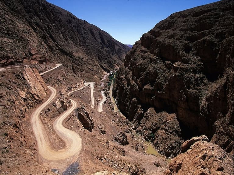تيزي ن تكشكا.. الطريق التي تعانق السماء وتروي حكاية الأطلس الكبير