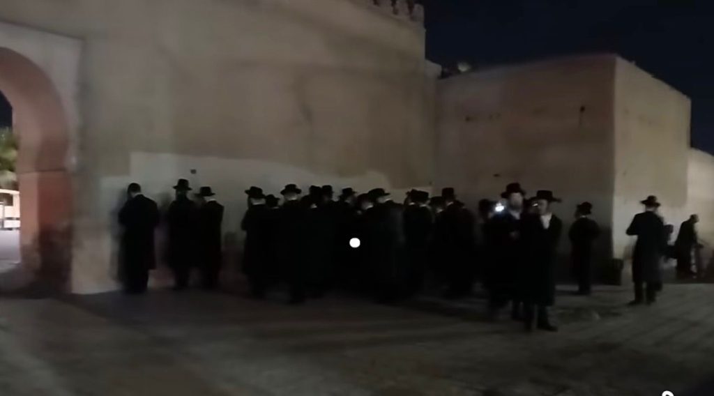 طقوس دينية لطائفة يهودية أمام قوس باب دكالة يستنفر الأجهزة الأمنية بمراكش