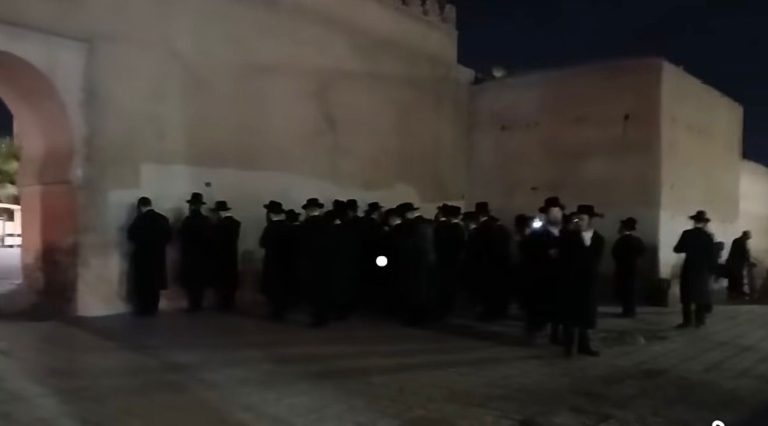 طقوس دينية لطائفة يهودية أمام قوس باب دكالة يستنفر الأجهزة الأمنية بمراكش