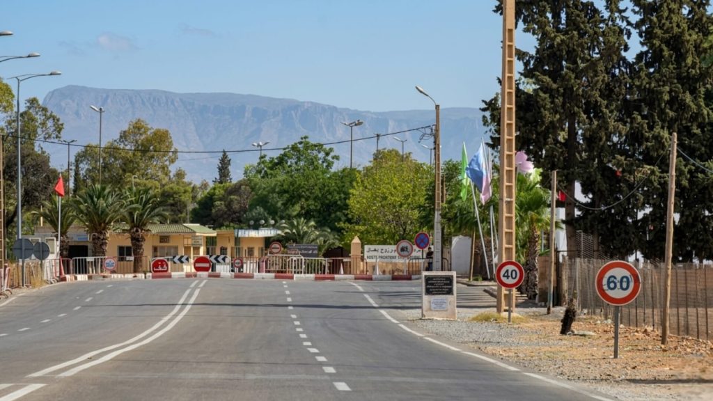عبر معبر "جوج بغال".. دفعة جديدة من المغاربة المرحّلين من الجزائر تصل إلى وجدة