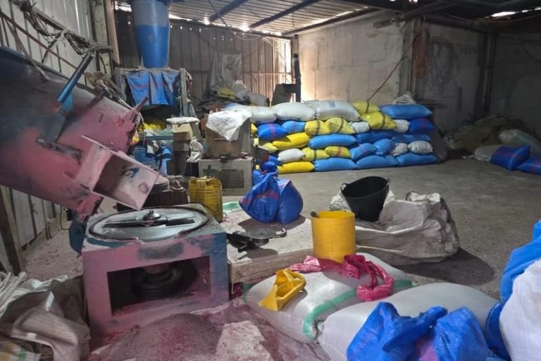 حملات جمركية تضرب مصانع “الميكا” السرية بضواحي مديونة
