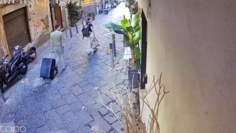 إيطاليا.. والدا قاصر تسبّب في وفاة سائحة بعد إلقائه تمثالاً من شرفة يواجهان تهمة القتل غير العمد