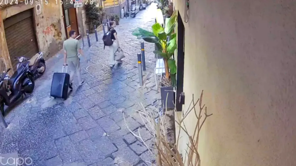 إيطاليا.. والدا قاصر تسبّب في وفاة سائحة بعد إلقائه تمثالاً من شرفة يواجهان تهمة القتل غير العمد