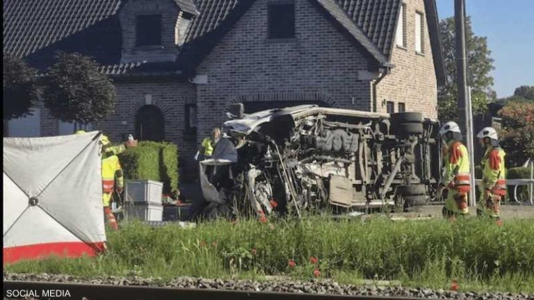 بلجيكا.. حادث مروع بين قطار وحافلة مدرسية