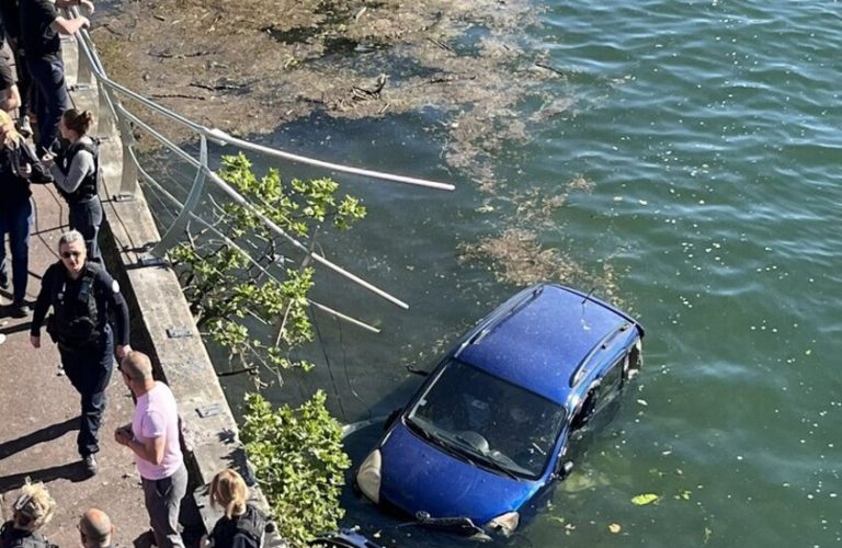 فرنسا.. إنقاذ 4 أشخاص بعد سقوط حافلة في نهر السين