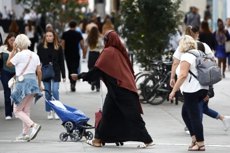 فرنسا تواجه انزلاقا مقلقا نحو العنصرية مع موجة الحر