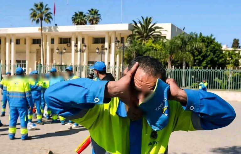 عامل النظافة "الأبكم” يحتج أمام بلدية سيدي سليمان للمطالبة بمستحقاته المالية قبيل عيد الأضحى