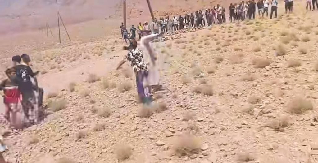 واقعة غريبة بالراشيدية.. صراع بين قبيلتين يمنع دفن سيدة بمقبرة وإعادة جثمانها إلى المنزل