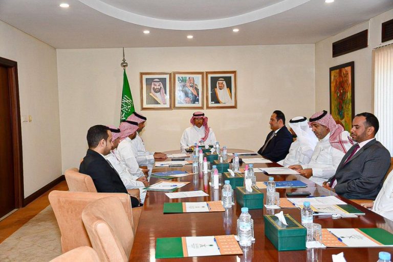 سفير السعودية بالرباط يترأس اجتماع تطوير المدارس السعودية
