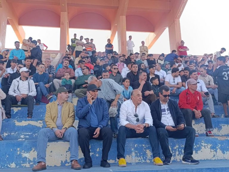 العامل سمير اليزيدي يحضر مقابلة لكرة القدم بالملعب البلدي لقلعة السراغنة
