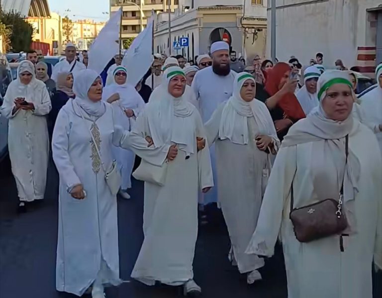 الجالية المسلمة بمليلية المحتلة تودع حجاج مكة في تقليد سنوي