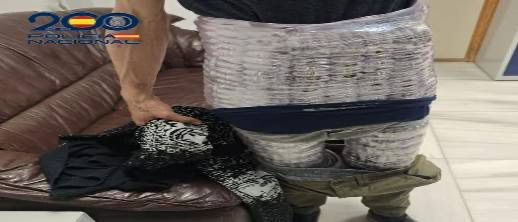 إيقاف أربعيني بمطار مليلية المحتلة وبحوزته 7.5 كلغ من المخدرات