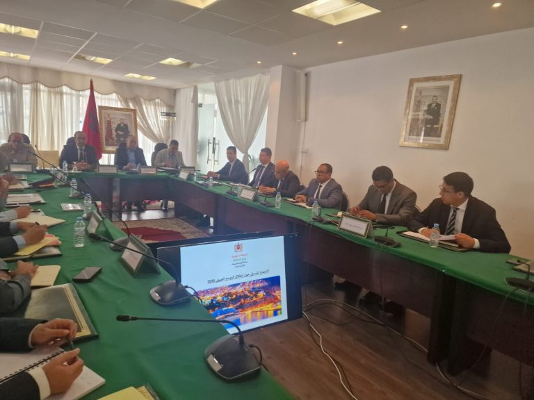 عامل إقليم الحسيمة يترأس اجتماعاً تنسيقياً موسعاً للتحضير للموسم الصيفي 2026