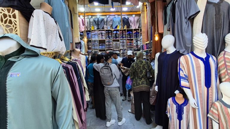 أسواق وجدة تشهد إقبالا لافتا على اللباس التقليدي مع اقتراب عيد الأضحى(فيديو)