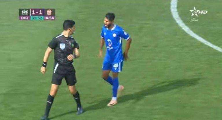 يحدث في البطولة الاحترافية.. لاعب يرفض الخروج بعد طرده من حكم المباراة