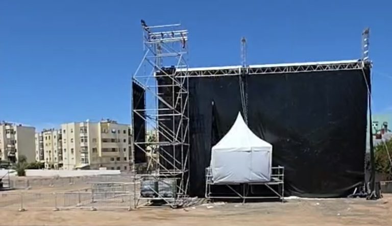 منصة مهرجان الزهور بالمحمدية تتحول لرحبة الغنم في المحمدية