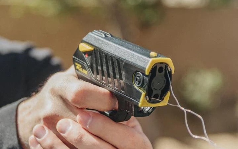 فاس.. سلاح “Taser” ينهي مواجهة خطيرة بين الأمن ومشتبه فيه