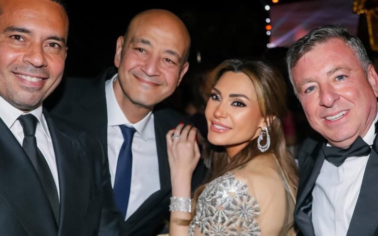 عمرو أديب يظهر رفقة “عروسته” الجديدة ويشعل مواقع التواصل