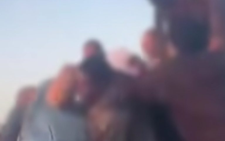 مواطنون يتهافتون على بيكوب محملة بأضاحي العيد بسوق امحيريش بكلميم