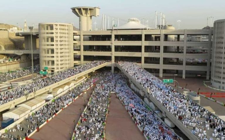 الحجاج يستقرون في “منى” في أول أيام التشريق لرمي الجمرات