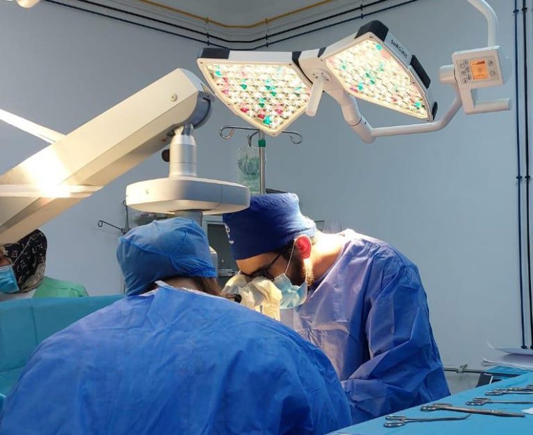 نجاح أول عملية "دوالي الخصية" بالمجهر الجراحي بالمستشفى الإقليمي بجرادة