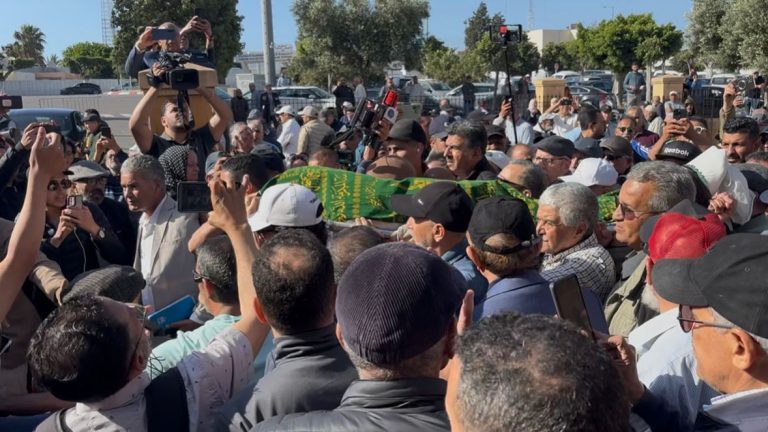 تشييع جثمان الفنان عبد الوهاب الدكالي بمقبرة الشهداء في الدار البيضاء