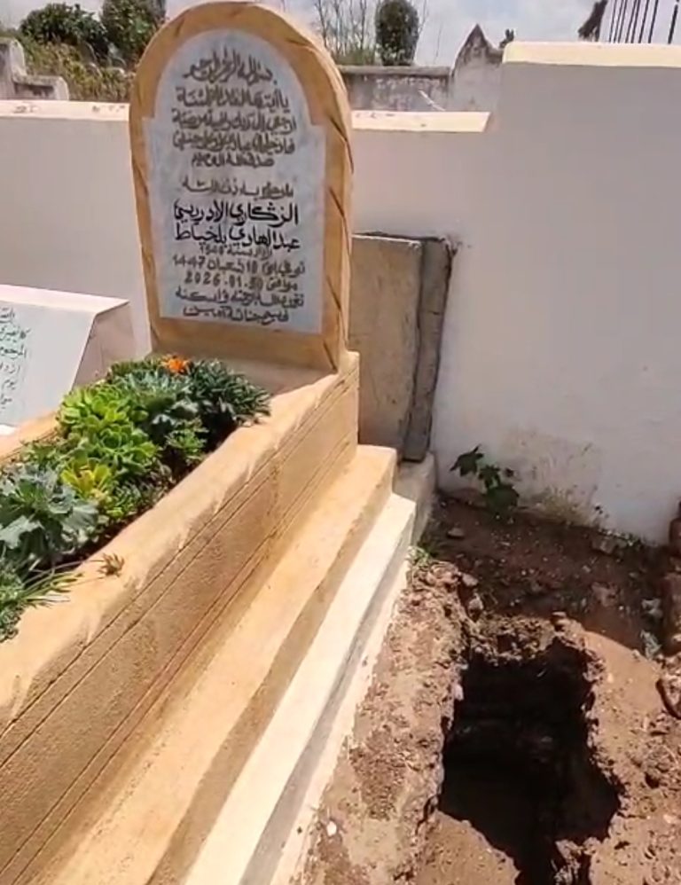 صدفة مؤثرة.. قبر عبد الوهاب الدكالي يجاور قبر عبد الهادي بلخياط في مقبرة الشهداء